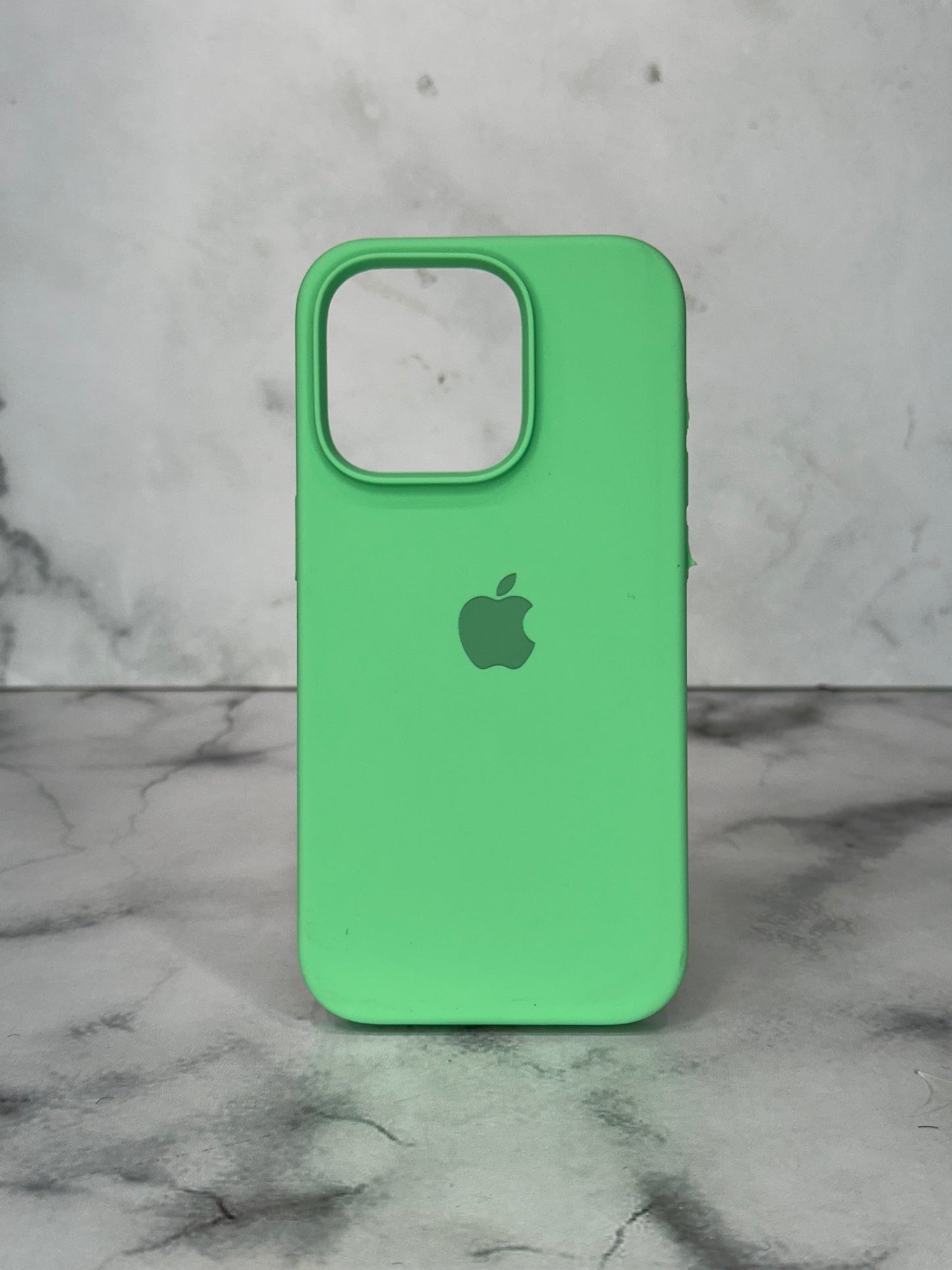 Silicone case verde claro 14 pro