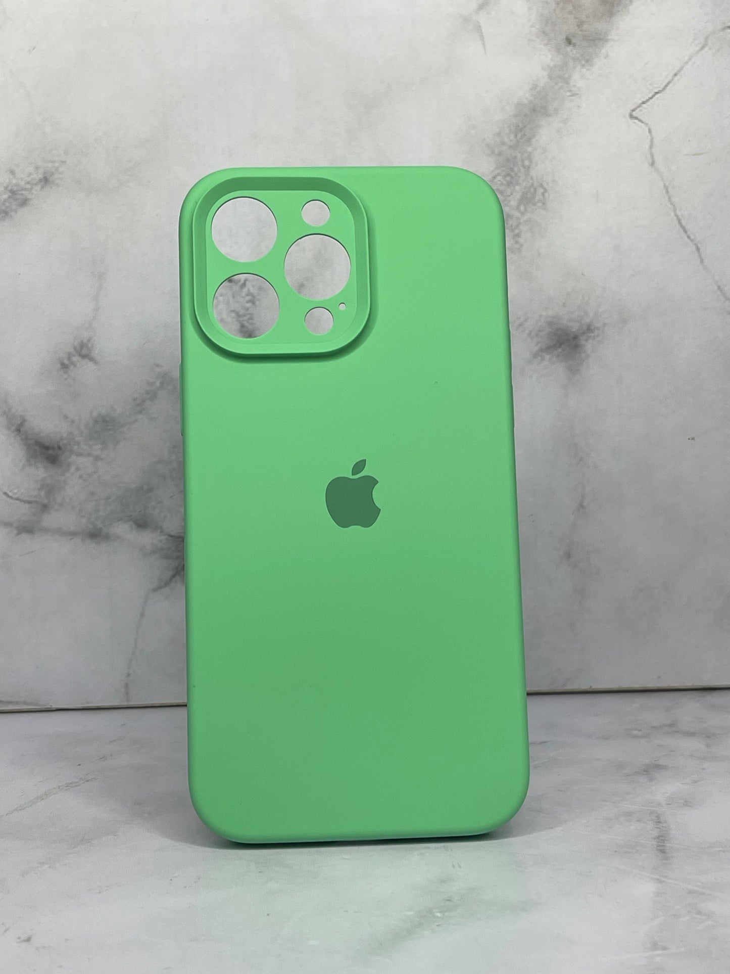 Silicone case verde 14 pro Max